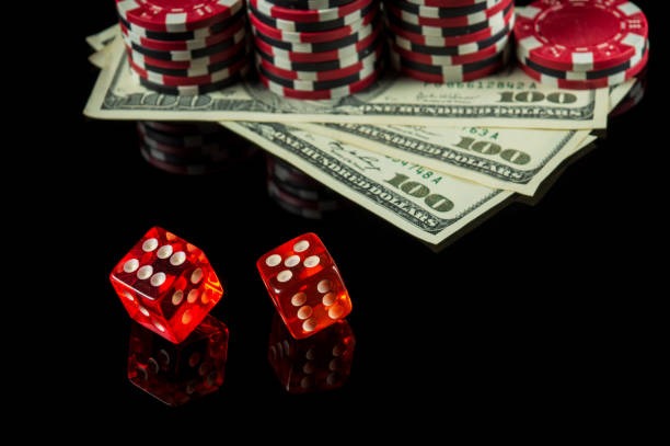 Lucky Neko slot game interface showing five reels and payout table